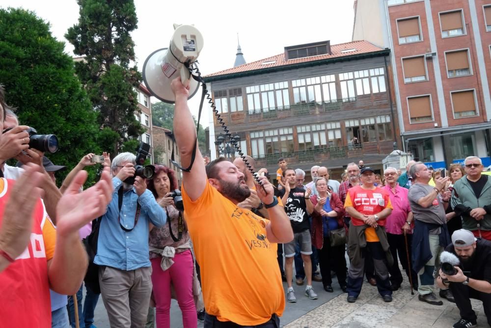 Siete mil personas claman en Langreo contra el cierre de Vesuvius