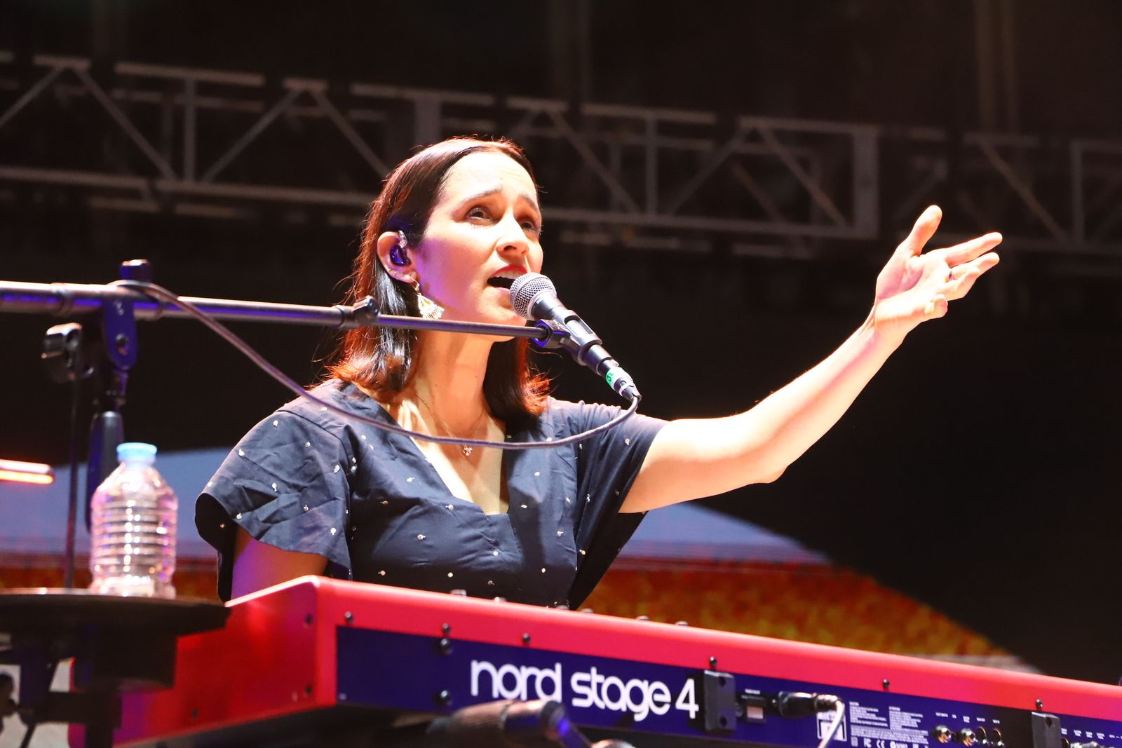 Julieta Venegas y Valeria Castro cantan en el teatro de la Axerquía