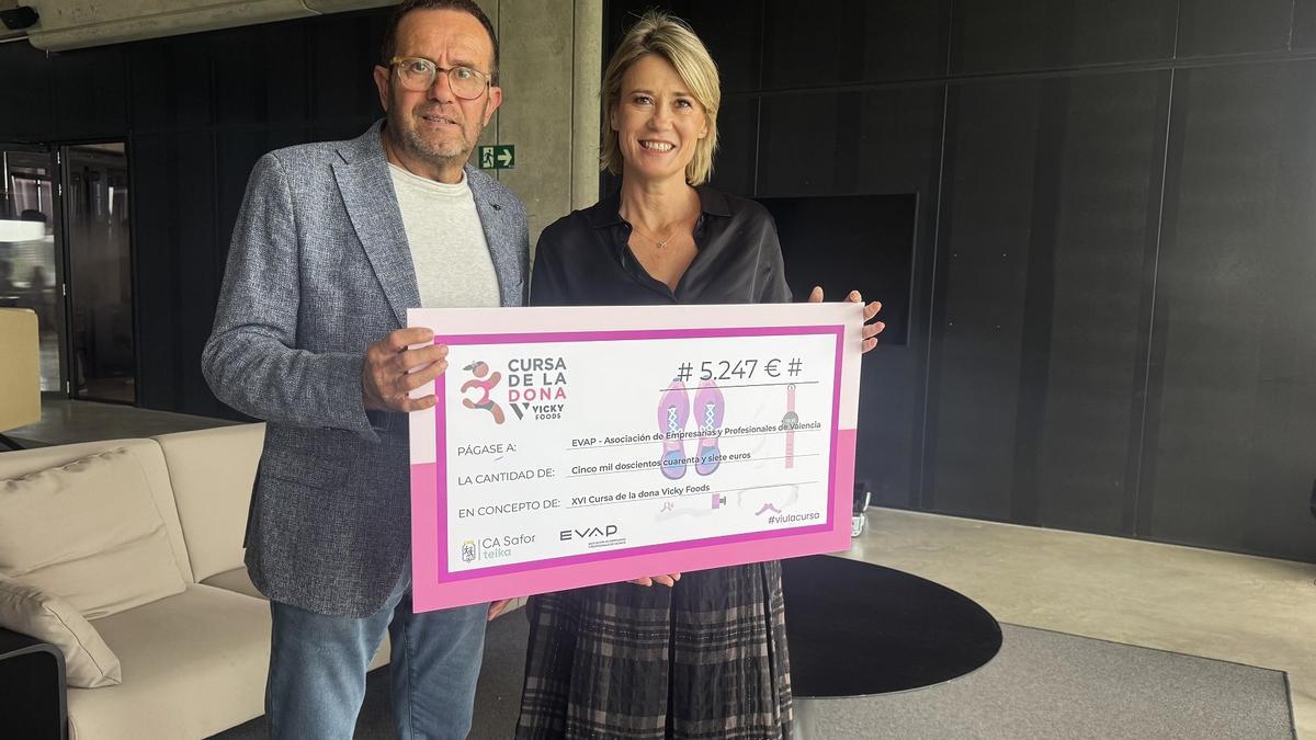 El presidente del CA Safor Teika y la responsable del proyecto, con el simbólico talón