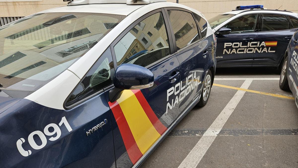 Vehículos de la Policía en la Comisaría Provincial de Alicante