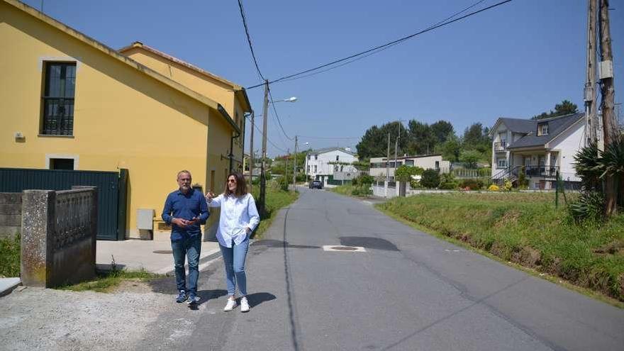 El alcalde cambrés, Óscar García Patiño, y una técnico, en una visita a A Gándara por problemas de saneamiento.