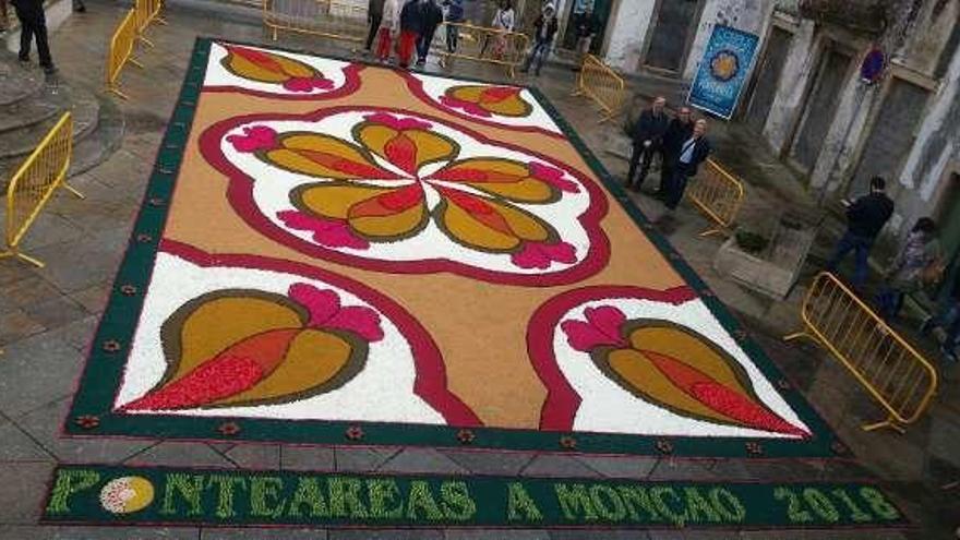 Alfombra floral elaborada en las fiestas de la Rosa, en Monçao. // D.P.