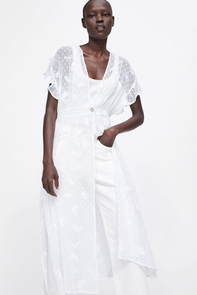 Blusa larga con bordados y transparencias, de Zara