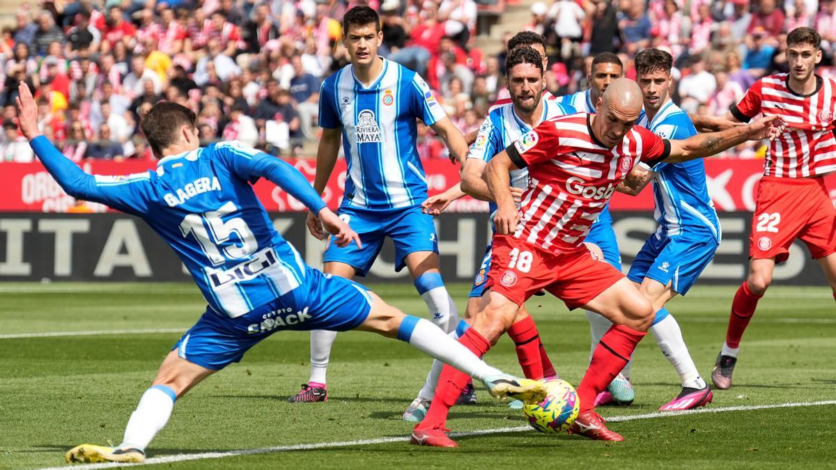 Romeu, rodeado de jugadores del Espanyol, en el último encuentro en Montilivi.