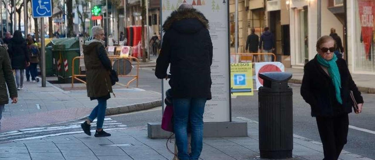 Una joven se desplaza en patinete por la avenida de Lugo, en Pontevedra. // Gustavo Santos