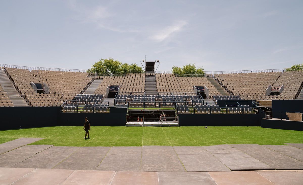 Las gradas de Noches del Botánico ya llevan días montadas. Los preparativos del festival empiezan cada mes de abril.