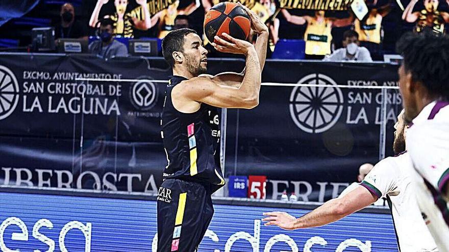 Álex López lanza a canasta en un partido ante el Unicaja.