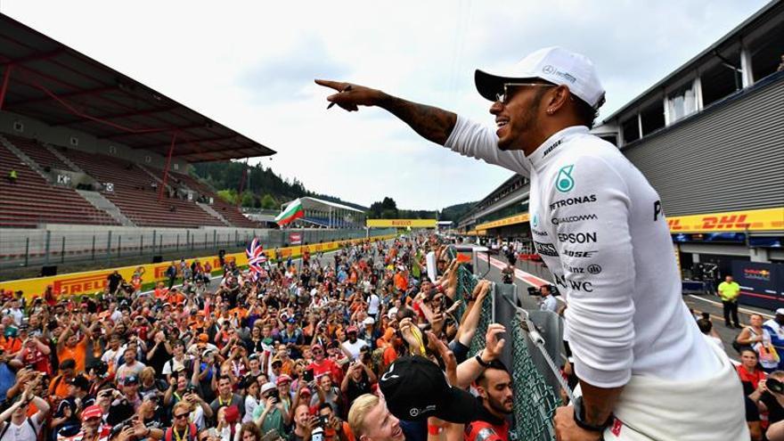 Hamilton mantiene a raya a Vettel y aprieta el Mundial