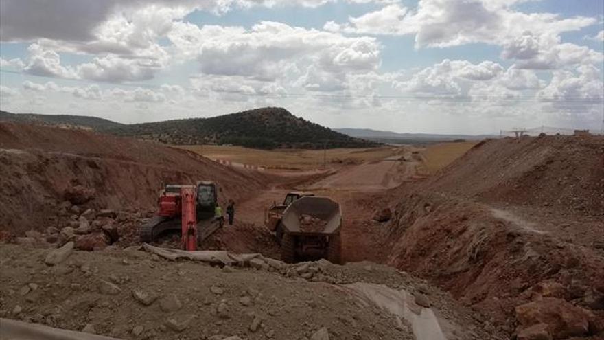 La plataforma del AVE atisba el sur de Cáceres