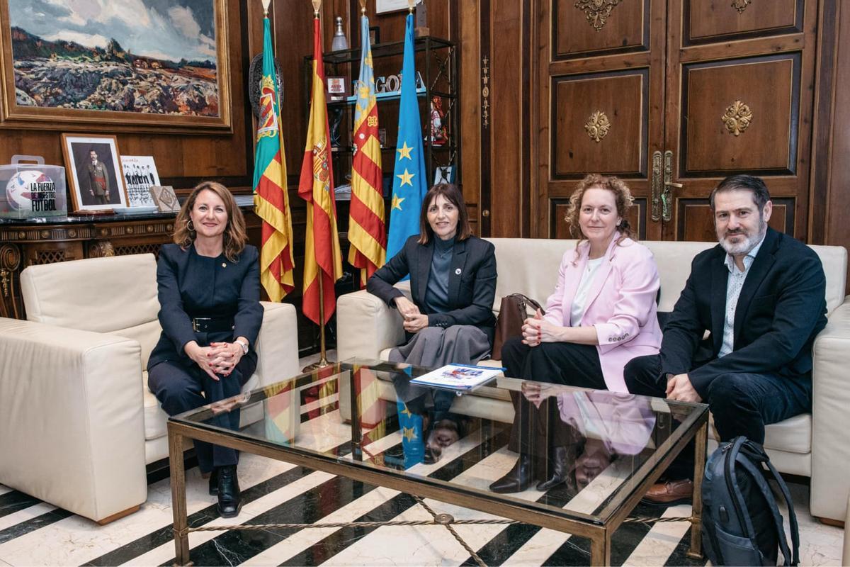 Begoña Carrasco, en la reunión con Empar Martínez, Maria Bellmunt y Marcel Cerveró.