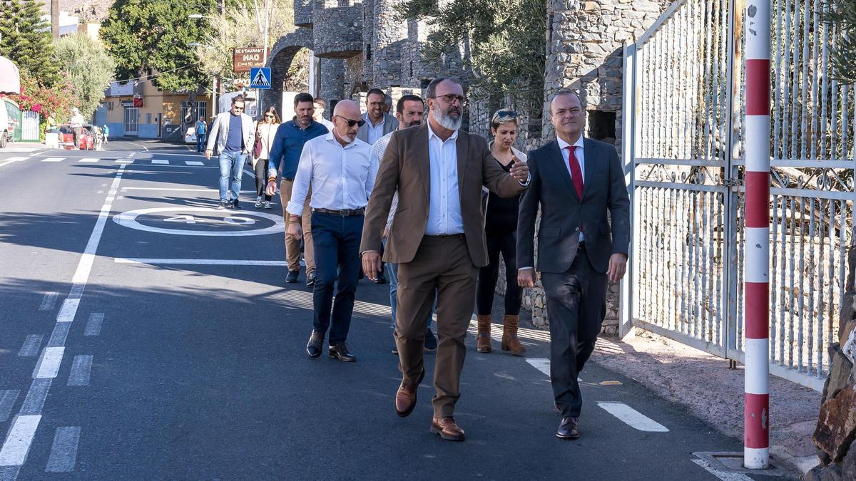 Visita de Hidalgo y el alcalde de Santa Lucía al casco del municipio.