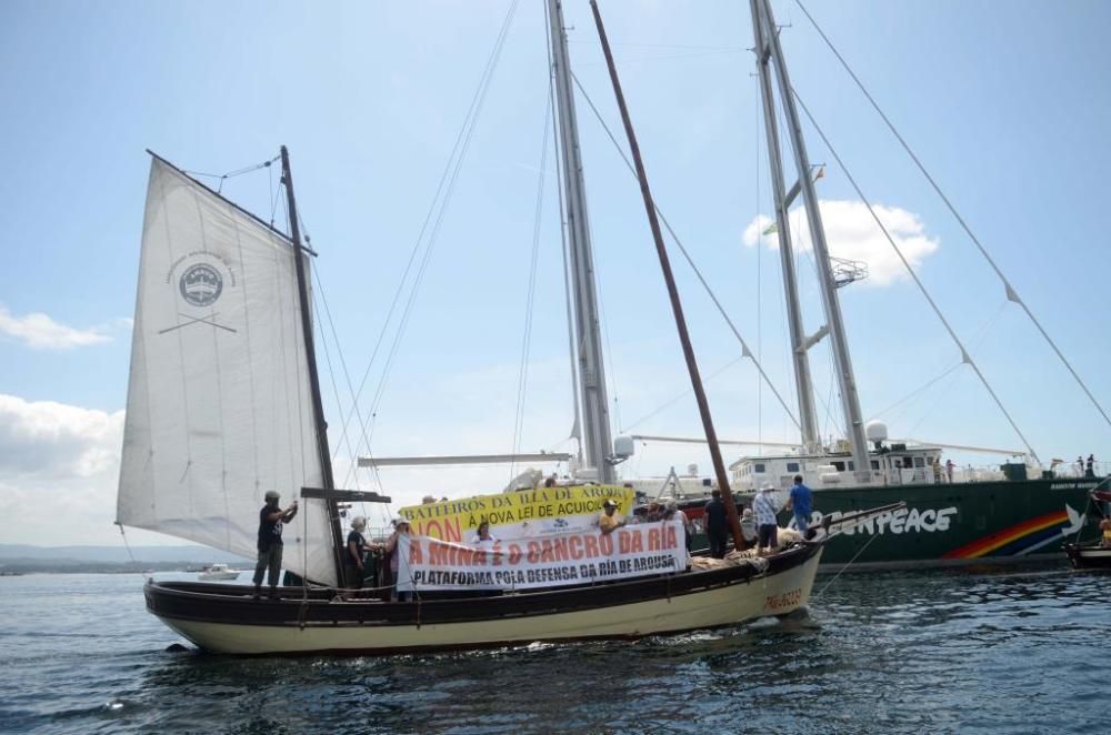 A Illa despide a toda vela al Rainbow Warrior de Greenpeace