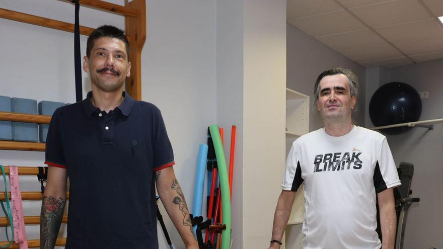 Desde la izquierda, Iago Vázquez  y Jesús Cadavid, en los locales de Avempo. |   // ALBA VILLAR
