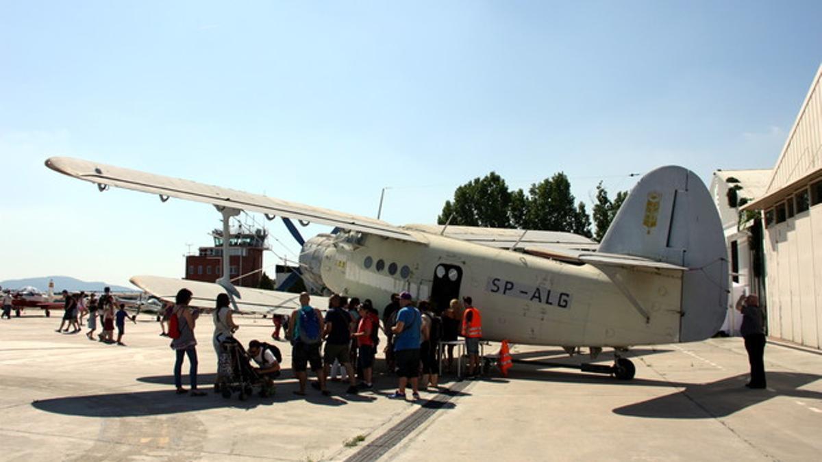 Visitantes participando en la jornada de puertas aviertas del Aeropuerto de Sabadell