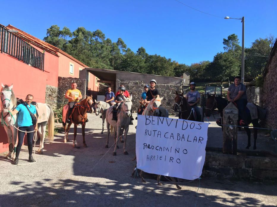 Los participantes en la I Peregrinación Cabalar del Camiño dos Arrieiros repusieron fuerzas en el albergue de Sabucedo y en A Estrada