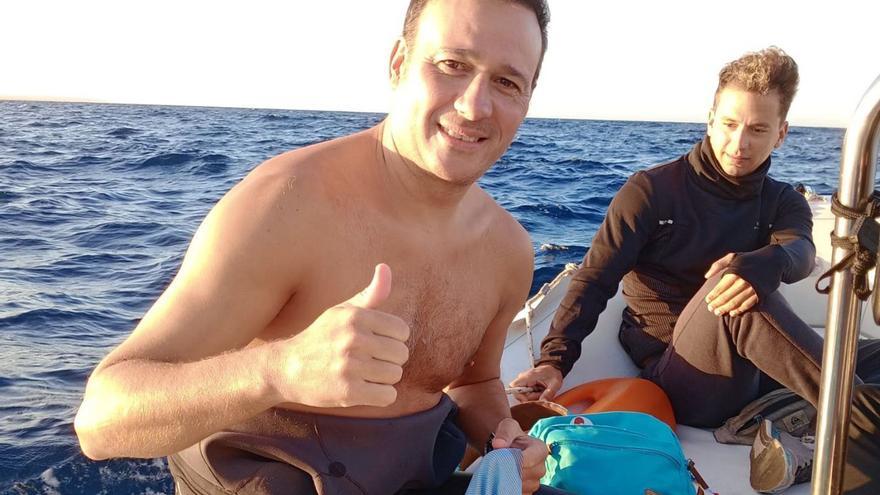 Rogelio Núñez sonríe tras completar este domingo el desafío a nado entre las Pitiüses. | D.I.