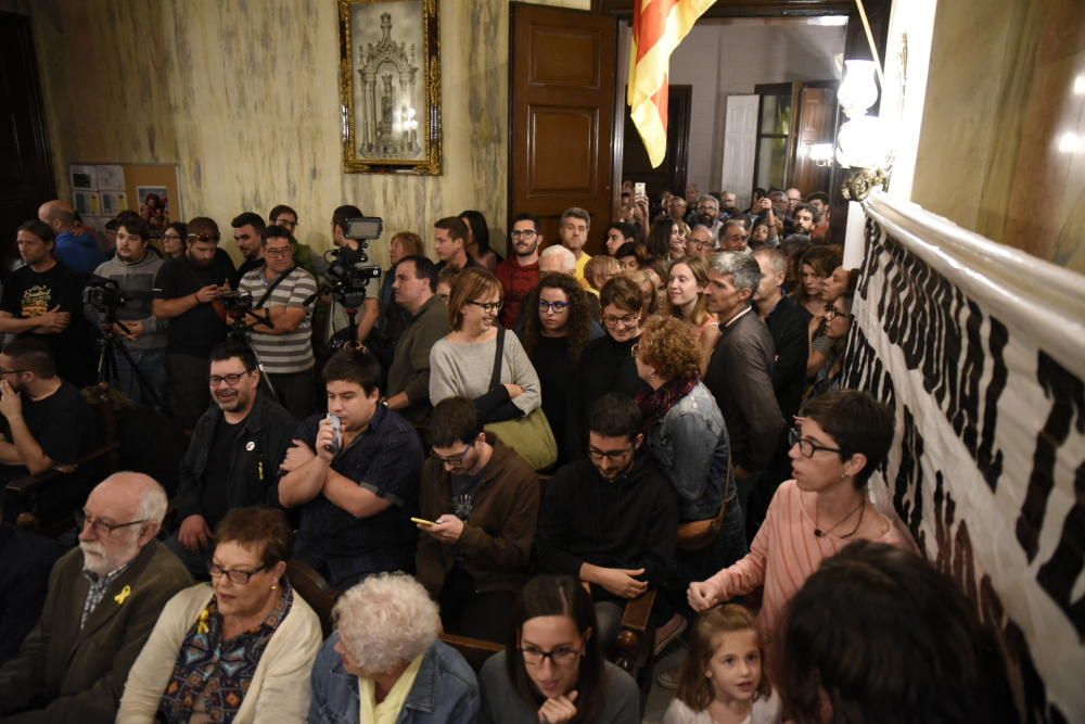 Desenes de persones omplen la sala de plens per donar suport a Montse Venturós