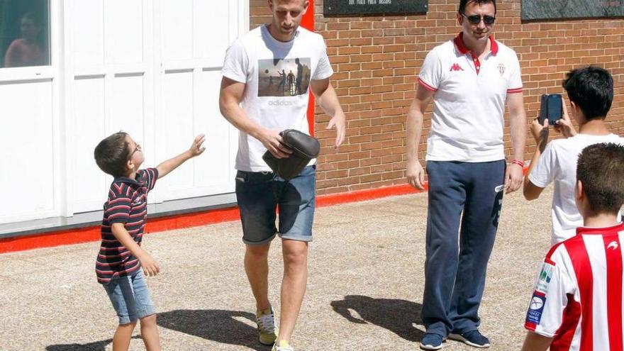 Un niño se dirige a Álex Barrera a la salida de los vestuarios de Mareo.