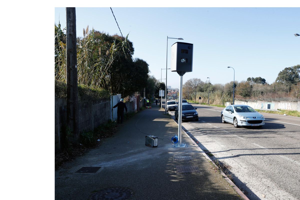 Nueva cabina de radar fijo instalada en la avenida de Europa de Vigo.
