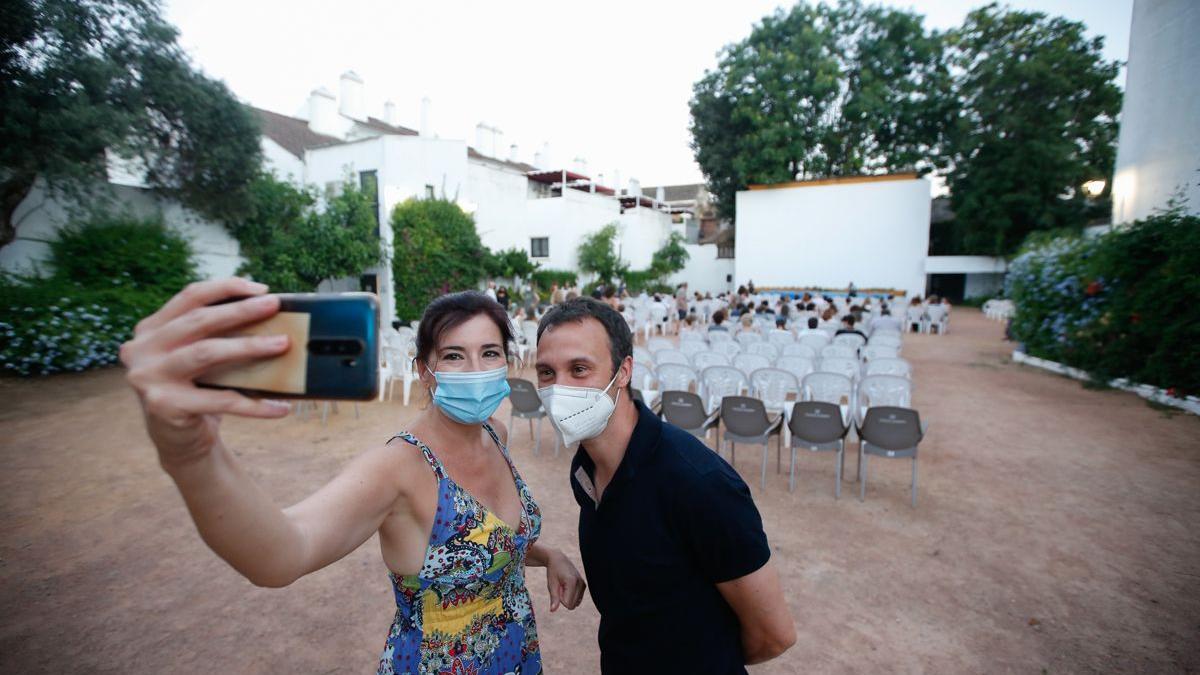 Un hombre y una mujer se hacen una &#039;selfie&#039; en un cine de verano.