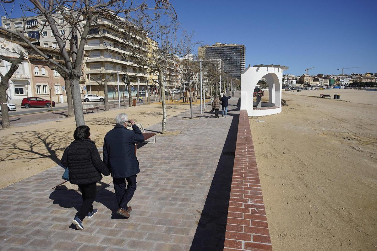Palamós estrena el nou passeig del Mar: setze mesos d’obres i una inversió de 6,6 milions Palamós estrena el nou passeig del Mar: setze mesos d’obres i una inversió de 6,6 milions
