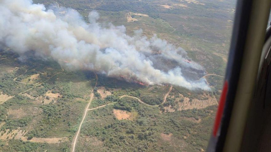 Alarma por el fuego en Canibelos y más de 50 hectáreas arrasadas en Cualedro
