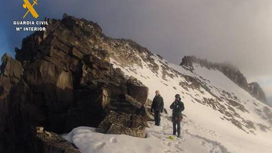 Rescatados dos escaladores catalanes tras pasar la noche en un pico a 3.200 metros