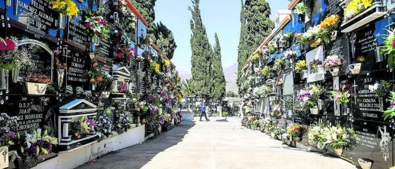 Cada día una media de cinco canarios renuncia al legado de sus fallecidos; en la imagen, el cementerio grancanario de Sardina del Sur.