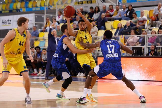 Baloncesto: Dreamland Gran Canaria - Buducnost. En la imagen, AJ Slaughter intenta abrirse camino entre dos defensores del Buducnost.