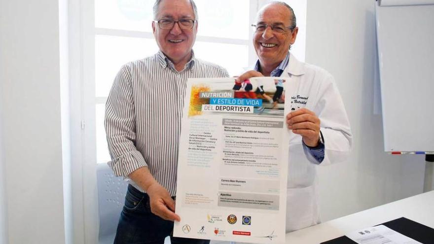 Sabino González, a la izquierda, y Jesús Bernardo, ayer, con el cartel de las jornadas de nutrición.