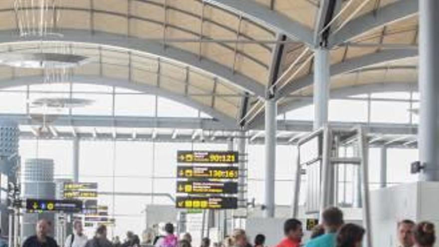 El aeropuerto supera los siete millones de pasajeros este año tras crecer un 4% en agosto