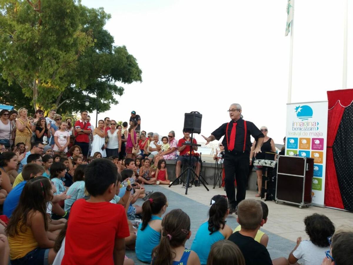 Festival Imagina, en una de sus ediciones, en la playa de Benicàssim, en campaña turística estival..