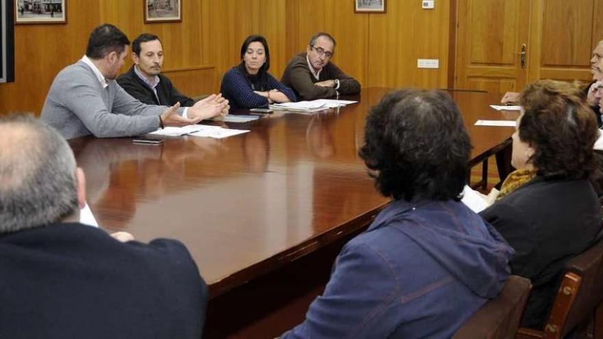 López, Santamarina, Cuesta y Caballero, ayer, durante la reunión con los regantes de Berres que tuvo lugar en el concello. // Bernabé / Javier Lalín