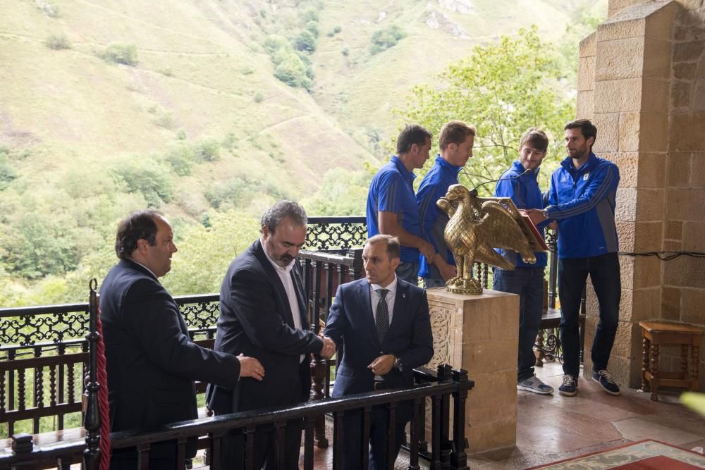 El Real Oviedo realiza la ofrenda floral a la Virgen de Covadonga