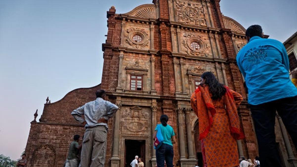 La basílica de Bom Jesus, cuya fachada está realizada en laterita (una piedra que parece tierra compacta), alberga el féretro de San Francisco Javier.