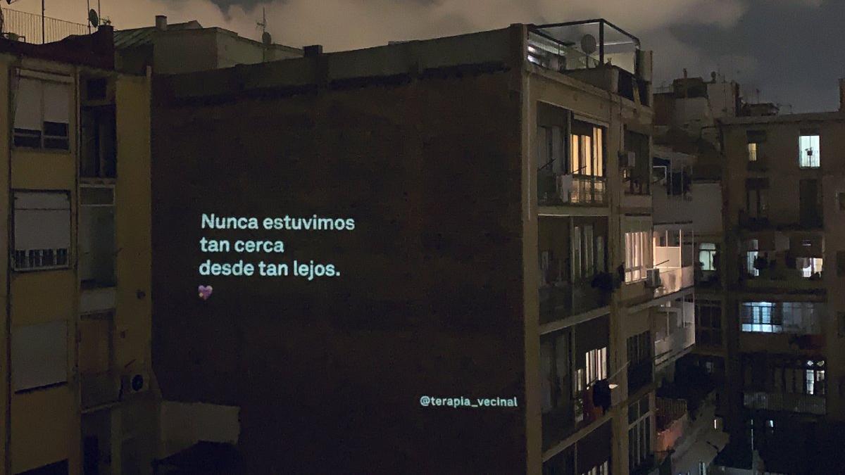 Mensaje proyectado sobre la fachada de un edificio para animar a los vecinos durante el confinamiento