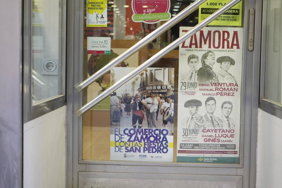 Zamora carteles apoyo comercios san Pedro