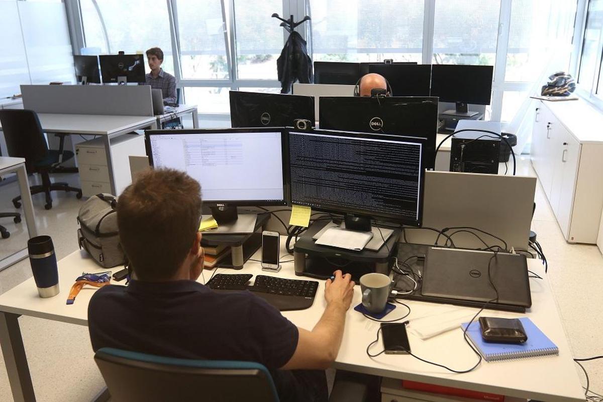 Trabajadores en un centro tecnológico de Málaga.