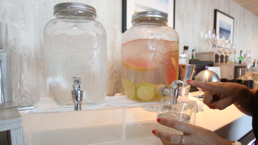 Dispensadores de agua del grifo en un hotel de Alicante en una imagen de archivo.