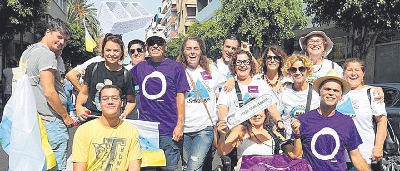 Miembros de Podemos en la manifestación en contra del Salto de Chira.