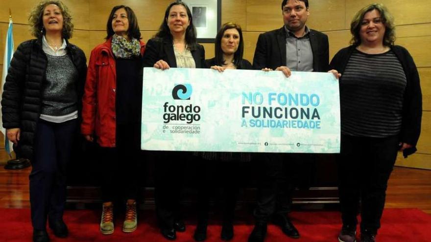 Integrantes del Fondo de Cooperación con la alcaldesa de Cambados y Tino Cordal. // Iñaki Abella
