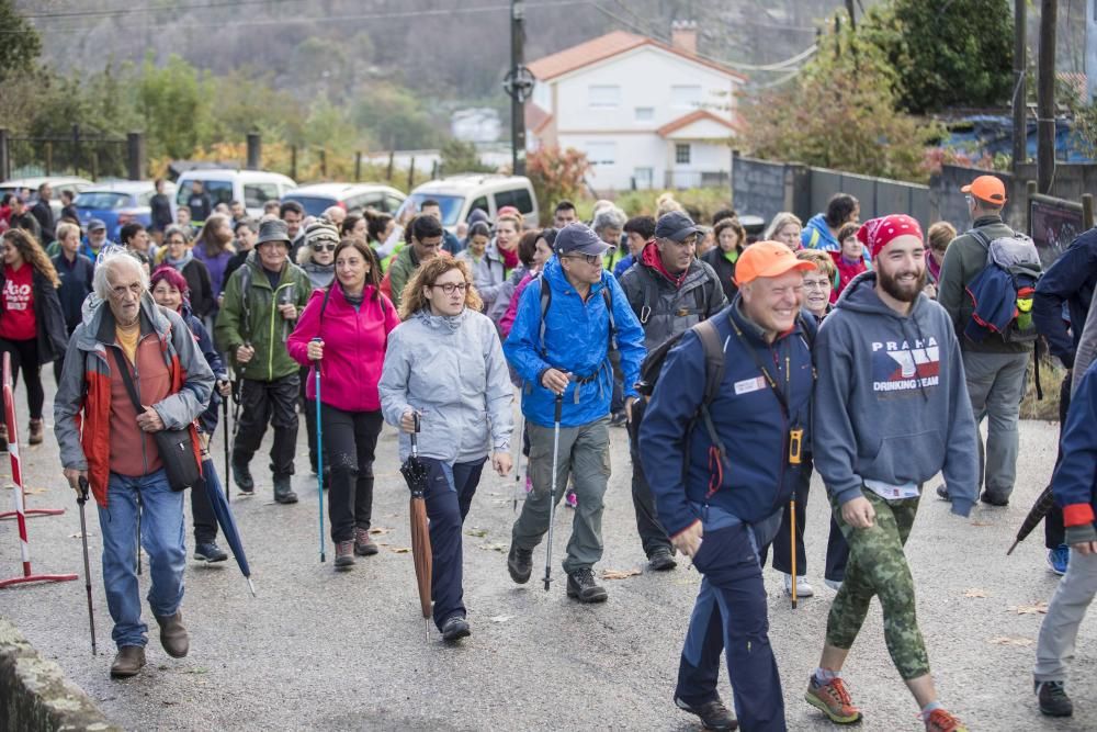 Más de medio millar de personas se citaron esta mañana en Coruxo para recorrer la zona quemada en octubre de 2017.