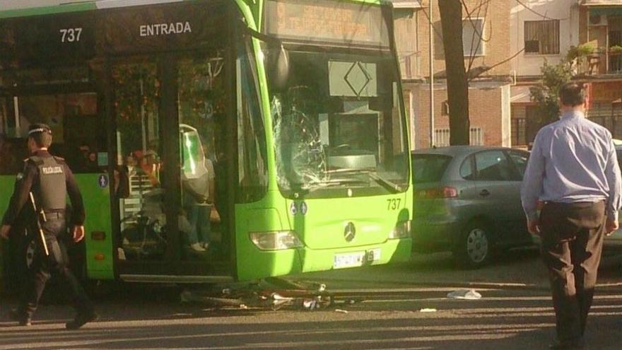 Herida grave una menor al ser atropellada por un autobús en la carretera de Trassierra