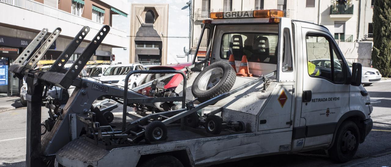 Una de les grues per a la retirada de vehicles