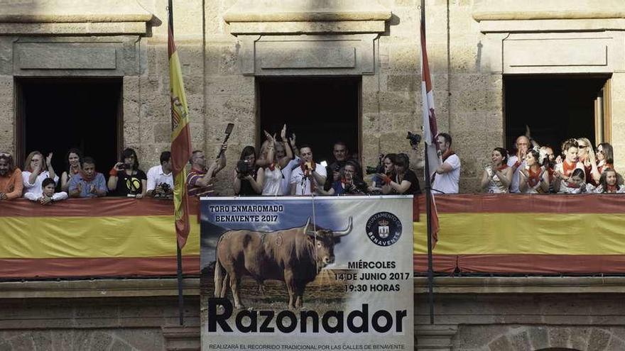 Imagen del balcón de la Casa Consistorial durante el pregón inaugural de las fiestas del Toro Enmaromado 2017.