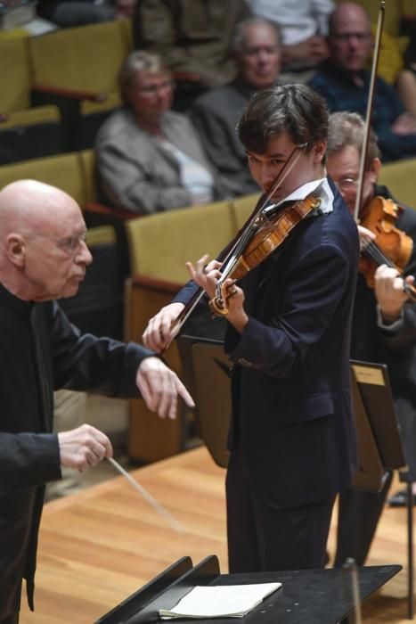 08-02-20 GENTE Y CULTURA. AUDITORIO ALFREDO KRAUS. LAS PALMAS DE GRAN CANARIA. Clausura del 36 Festival de Música de Canarias. Christoph Eschenbach dirige a la Orquesta de París con el joven violinista sueco Daniel Lozakovich.    Fotos: Juan Castro.  | 08/02/2020 | Fotógrafo: Juan Carlos Castro