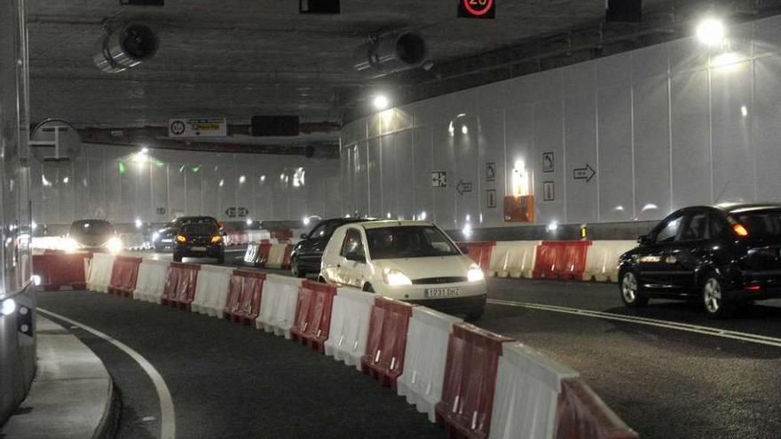 Vehículos circulan por el vial subterráneo de la Marina.