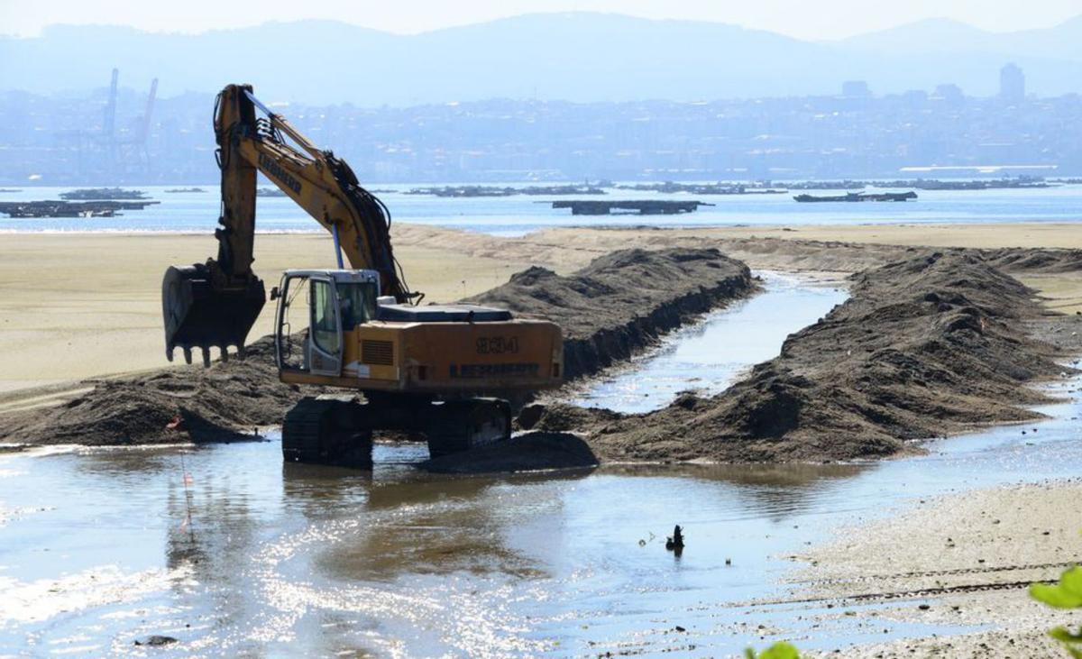 Abriendo el canal del río de A Fraga, ayer. |  Gonzalo Núñez
