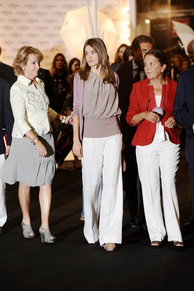 Doña Letizia Ortiz, entonces princesa de Asturias, asistió a la Madrid Fashion Week en septiembre del 2010 junto a Esperanza Aguirre y Cuca Solana.