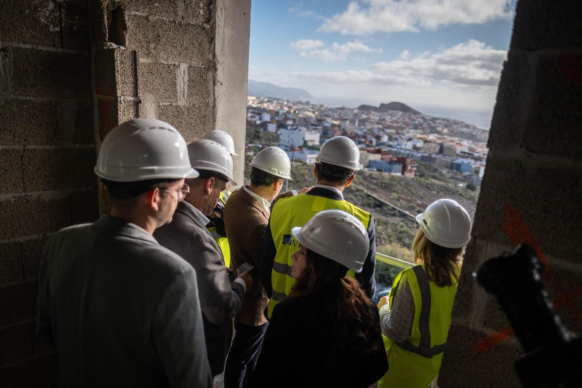 Visita a las obras de las viviendas en La Gallega, con el consejero de Obras Públicas